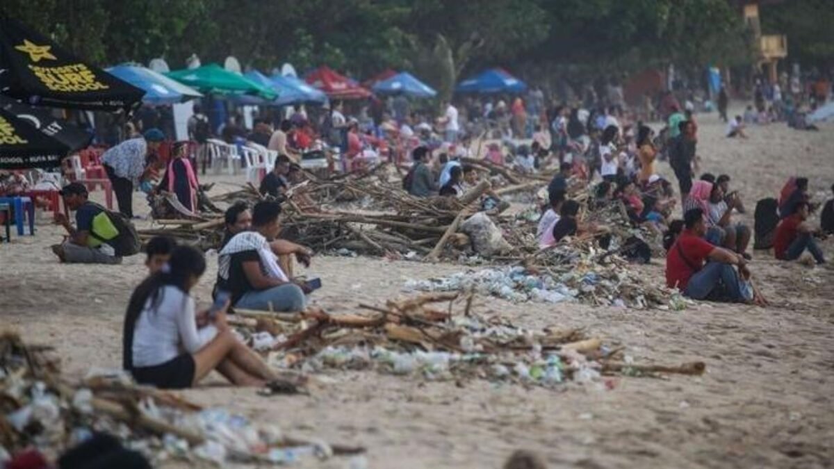 Sampah Plastik Air Mineral: Menumpuk, Mengotori Kota dari Medan hingga Bali