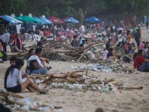 Sampah Plastik Air Mineral: Menumpuk, Mengotori Kota dari Medan hingga Bali