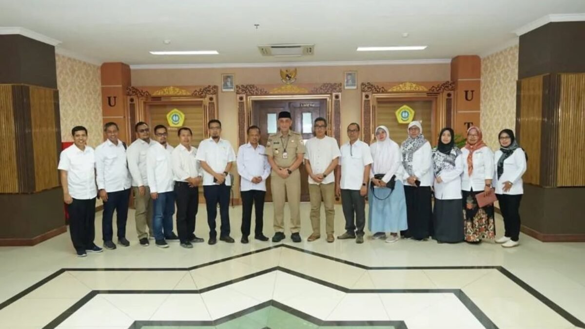 Penjabat Bupati Bangkalan Arief M Edie Menerima Penghargaan Dari Universitas Trunojoyo Madura
