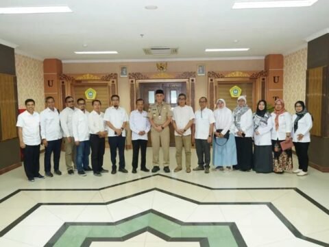 Penjabat Bupati Bangkalan Arief M Edie Menerima Penghargaan Dari Universitas Trunojoyo Madura