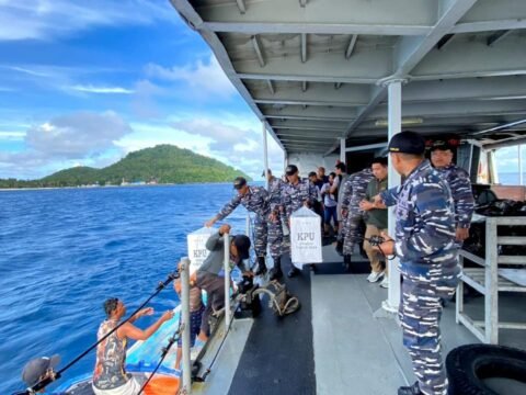 Sukseskan Pemilu, TNI AL Distribusikan Kotak Suara Ke Pulau Terdepan Indonesia