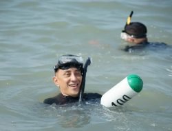Eksplorasi Laut Bersama Danlanal: Pj Bupati Bangkalan di Kompetisi Fin Swimming