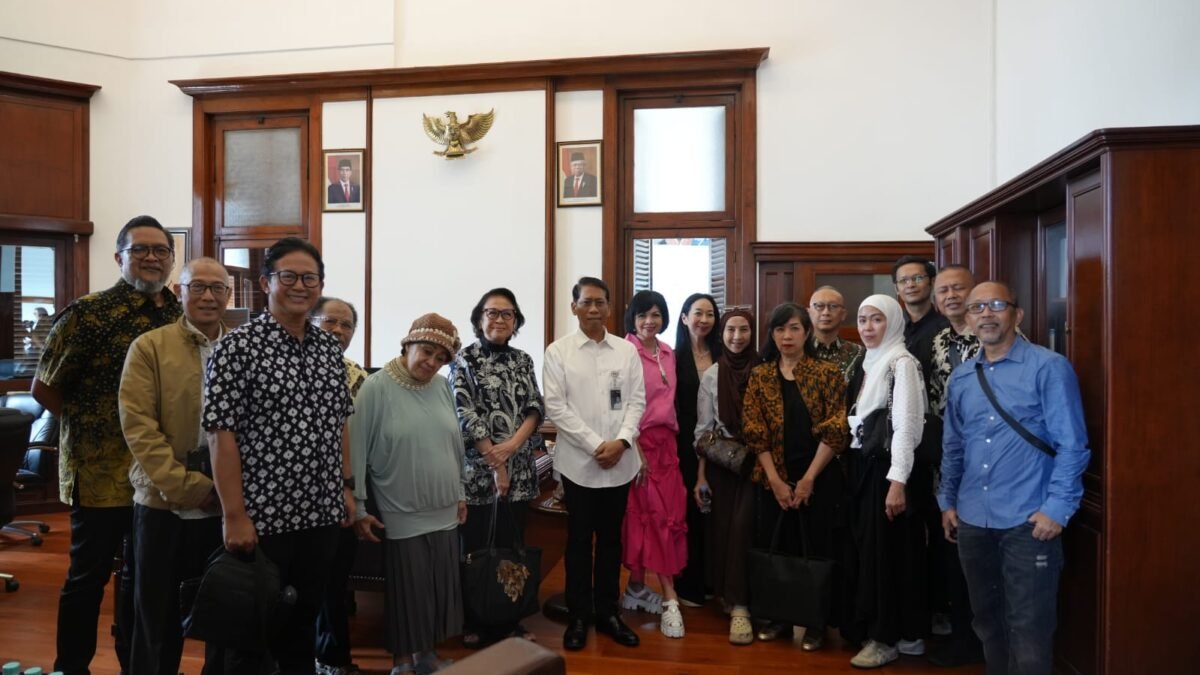 Ir. H. Djuanda Kartawidjaja Perintis Perkeretaapian dan Pejuang Kedaulatan Laut Indonesia Ir. H. Djuanda Kartawidjaja Perintis Perkeretaapian dan Pejuang Kedaulatan Laut Indonesia