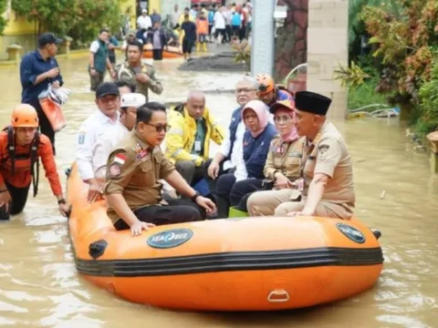 Pj Gubernur Jawa Timur dan Pj Bupati Bangkalan Tinjau Lokasi Banjir