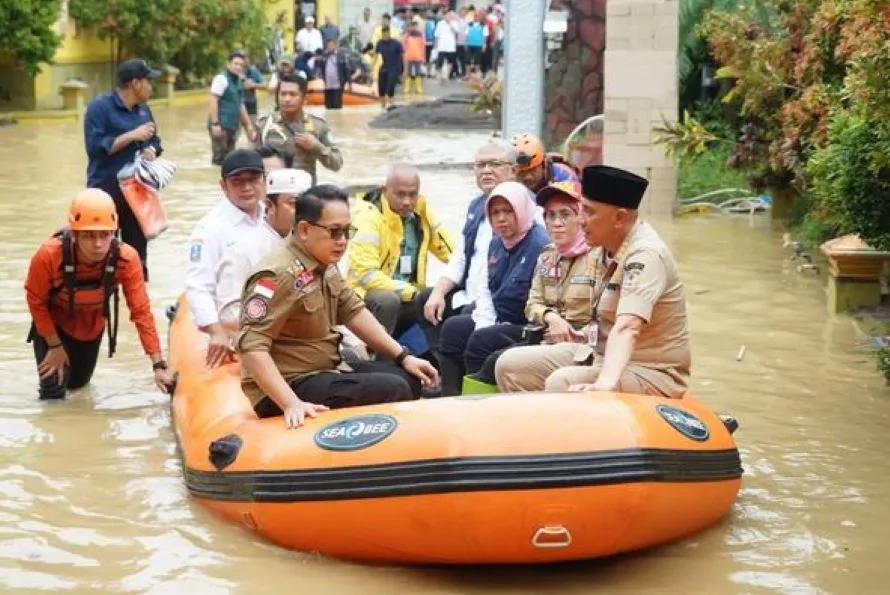 Pj Gubernur Jawa Timur dan Pj Bupati Bangkalan Tinjau Lokasi Banjir