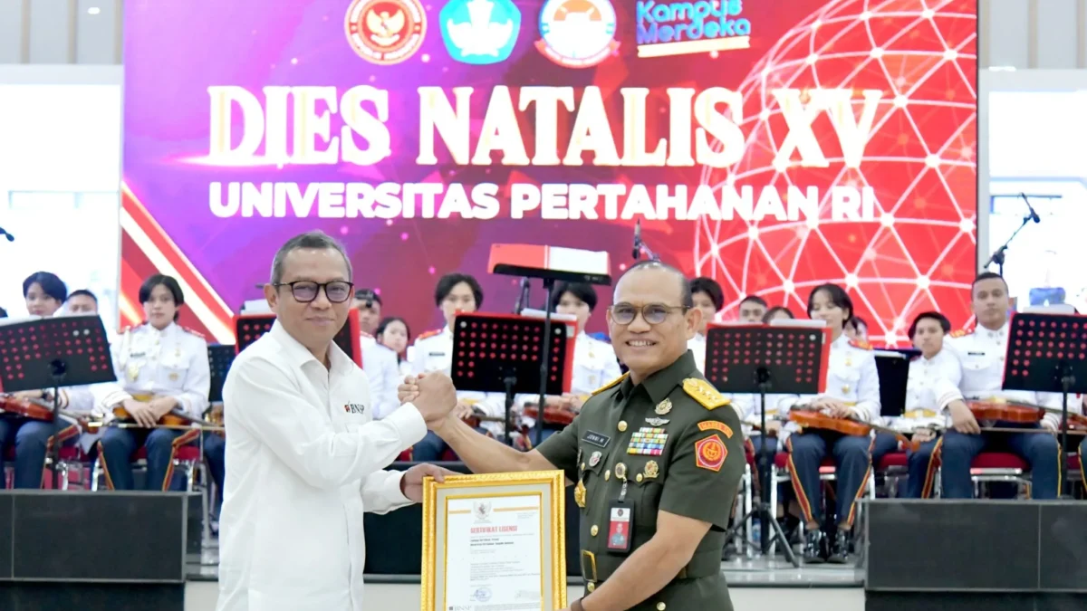 BNSP Serahkan Sertifikat Lisensi ke Universitas Pertahanan RI dalam Dies Natalis ke XV