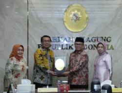 Ketua Mahkamah Agung Melepas Amran Suadi, Ketua Kamar Agama yang Humoris dan Suka Menulis Syair Lagu Ketua Mahkamah Agung Melepas Amran Suadi, Ketua Kamar Agama yang Humoris dan Suka Menulis Syair Lagu