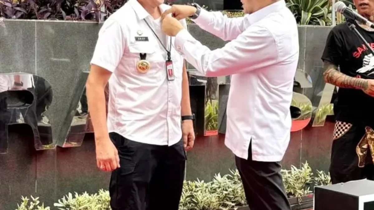 Pj Bupati Bangkalan Arief M Edie Disematkan Pin Jujur Berani Hebat Dari KPK