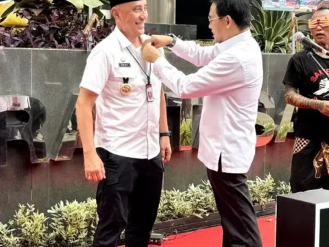Pj Bupati Bangkalan Arief M Edie Disematkan Pin Jujur Berani Hebat Dari KPK