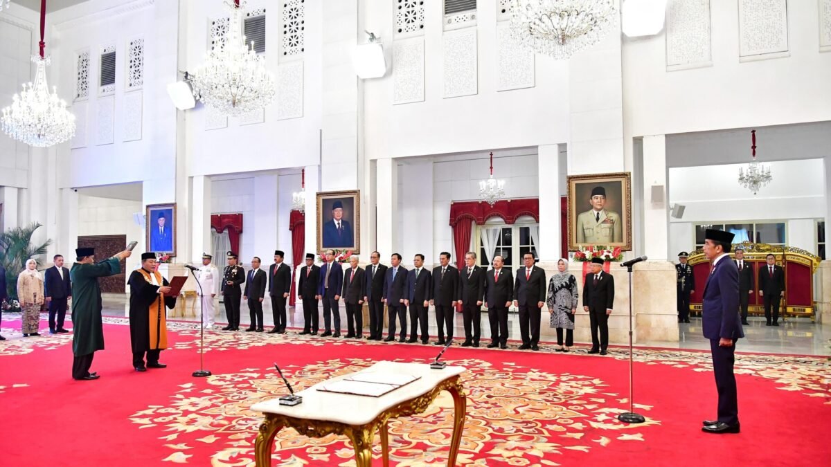 Presiden Jokowi Saksikan Pengucapan Sumpah Suharto sebagai Wakil Ketua MA Bidang Non-Yudisial Presiden Jokowi Saksikan Pengucapan Sumpah Suharto sebagai Wakil Ketua MA Bidang Non-Yudisial