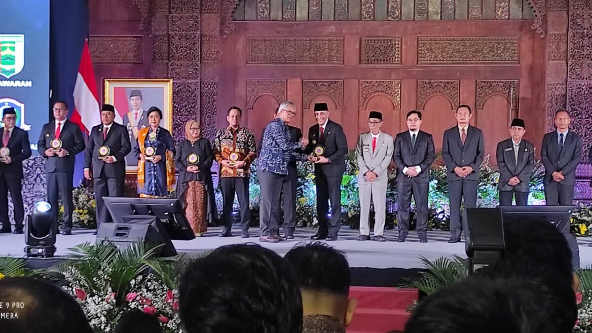 Bangkalan Menerima Penghargaan dari BKKBN Jawa Timur Karena Sukses Turunkan Stunting Bangkalan Menerima Penghargaan dari BKKBN Jawa Timur Karena Sukses Turunkan Stunting