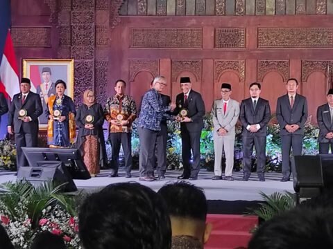 Bangkalan Menerima Penghargaan dari BKKBN Jawa Timur Karena Sukses Turunkan Stunting