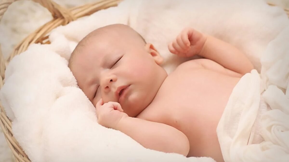 8 Daftar Perlengkapan Bayi Baru Lahir yang Wajib Parents Siapkan