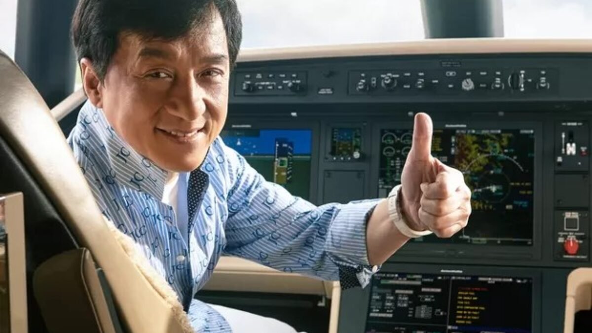 Jackie Chan Datang ke Indonesia dengan Jet Pribadi