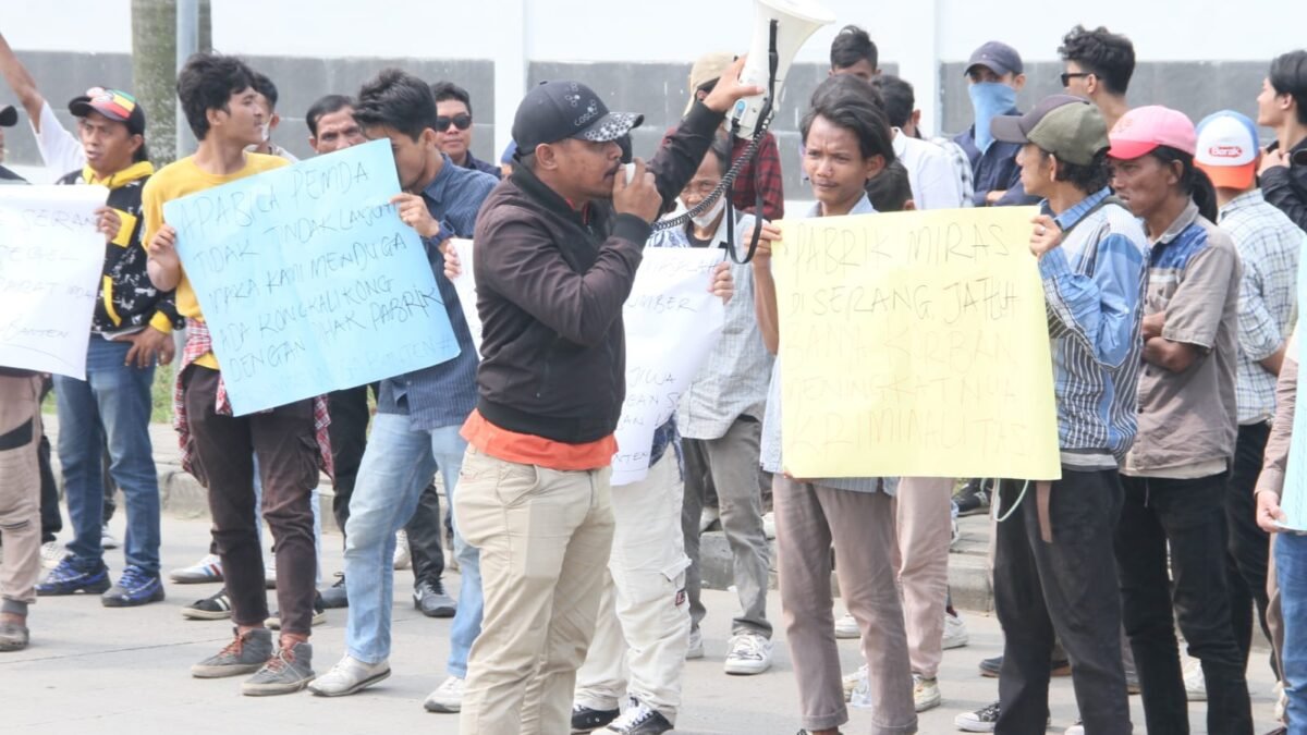 Warga Serang Banten Gruduk Pabrik Miras Tuntut Penutupan Pabrik Warga Serang Banten Gruduk Pabrik Miras Tuntut Penutupan Pabrik