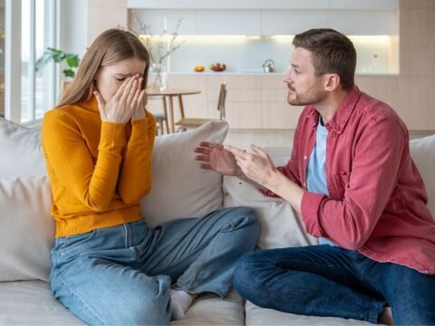 Wanita Pura-Pura Mencintai: Fenomena Manipulasi Emosi dalam Hubungan Romantis Wanita Pura-Pura Mencintai: Fenomena Manipulasi Emosi dalam Hubungan Romantis