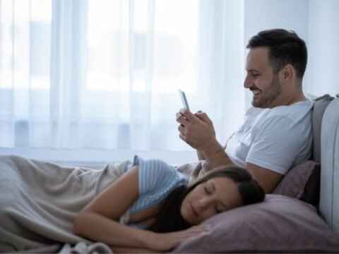 10 Tanda Mencurigakan Pasangan Anda Sedang Berselingkuh: Nomor 7 Akan Mengejutkan Anda!