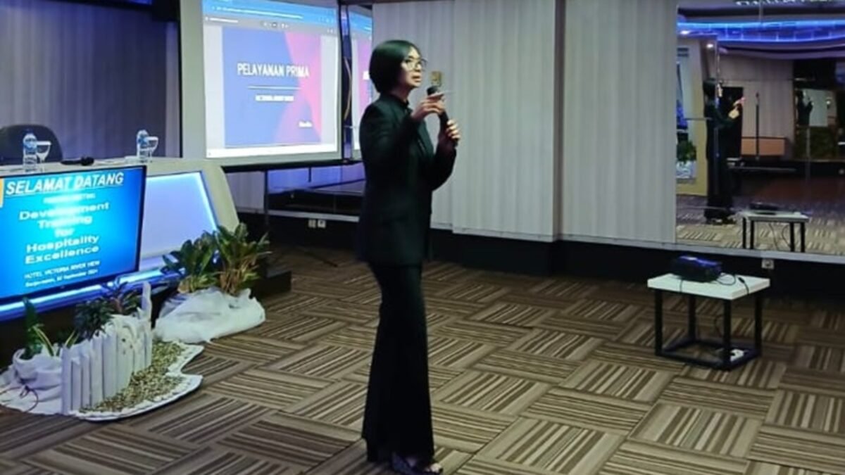 Monita Mantan Top Model Indonesia Era 90-an, Pimpin Pelatihan Eksklusif di Lounge Hotel Victoria River View Banjarmasin Monita Mantan Top Model Indonesia Era 90-an, Pimpin Pelatihan Eksklusif di Lounge Hotel Victoria River View Banjarmasin