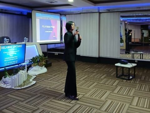 Monita Mantan Top Model Indonesia Era 90-an, Pimpin Pelatihan Eksklusif di Lounge Hotel Victoria River View Banjarmasin