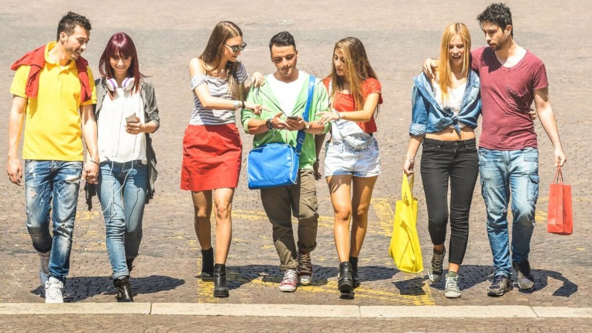 Keberanian Berbeda: Gaya Hidup Pria Gen Z dalam Mengekspresikan Identitas Diri Keberanian Berbeda: Gaya Hidup Pria Gen Z dalam Mengekspresikan Identitas Diri