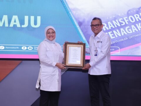 Menteri Tenaga Kerja Ida Fauziyah Raih Sertifikasi Profesional GRC dan Luncurkan Buku Baru