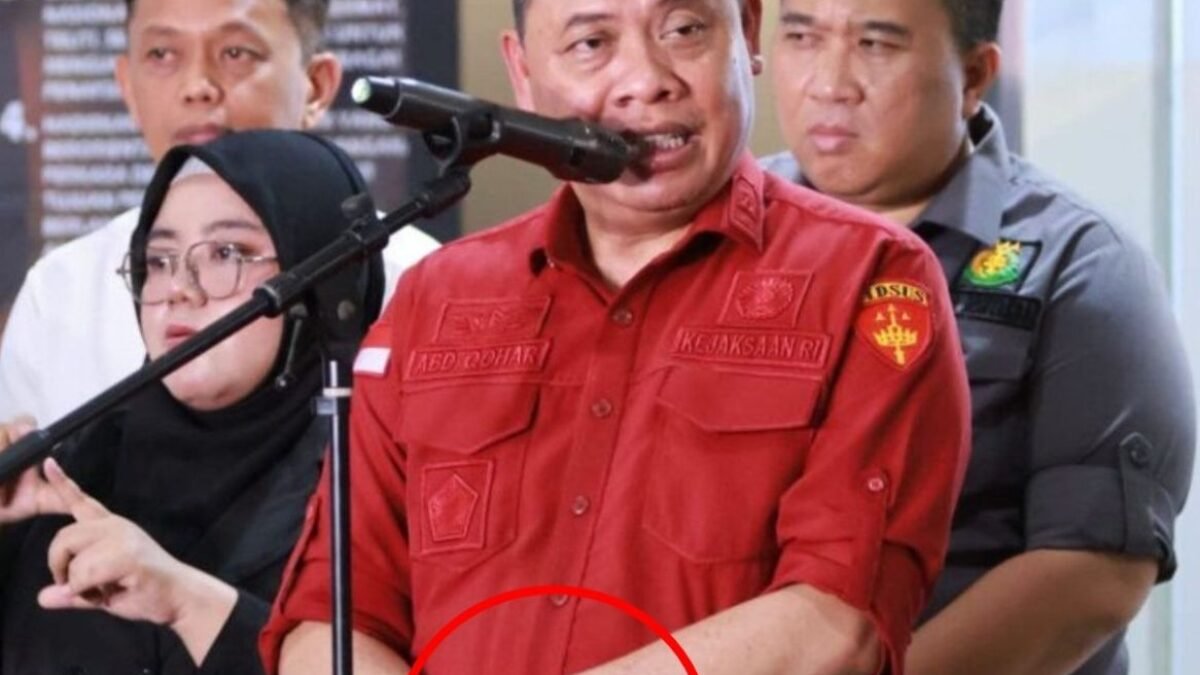 Dirsidik Jampidsus Abdul Qohar Klarifikasi JamTangan Harganya Rp 4 juta Dirsidik Jampidsus Abdul Qohar Klarifikasi JamTangan Harganya Rp 4 juta
