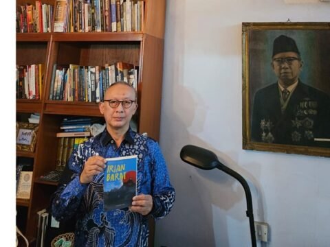 Yusril Menantang Yusron Untuk Menulis Lebih Jauh Djuanda Kartawidjaja