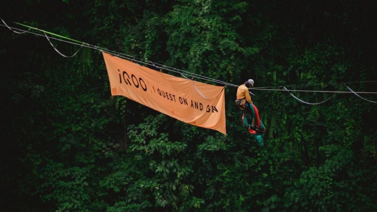 Pertama dalam Sejarah! iQOO dan Atlet Highline Taklukkan Tumpak Sewu dari Ketinggian 130 Meter