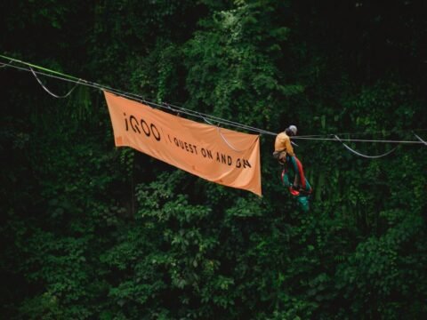 Pertama dalam Sejarah! iQOO dan Atlet Highline Taklukkan Tumpak Sewu dari Ketinggian 130 Meter