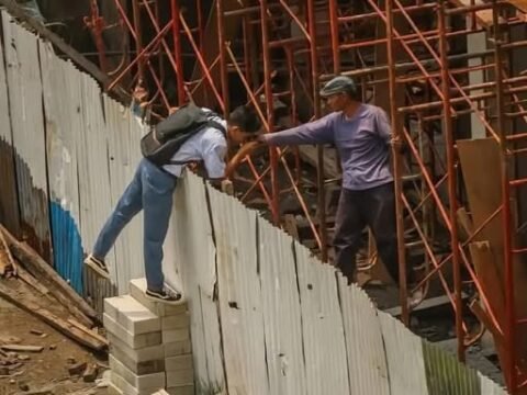 Foto Penuh Empati: Anak dan Ayah yang Memiliki Cita-cita dan Harapan Foto Penuh Empati: Anak dan Ayah yang Memiliki Cita-cita dan Harapan