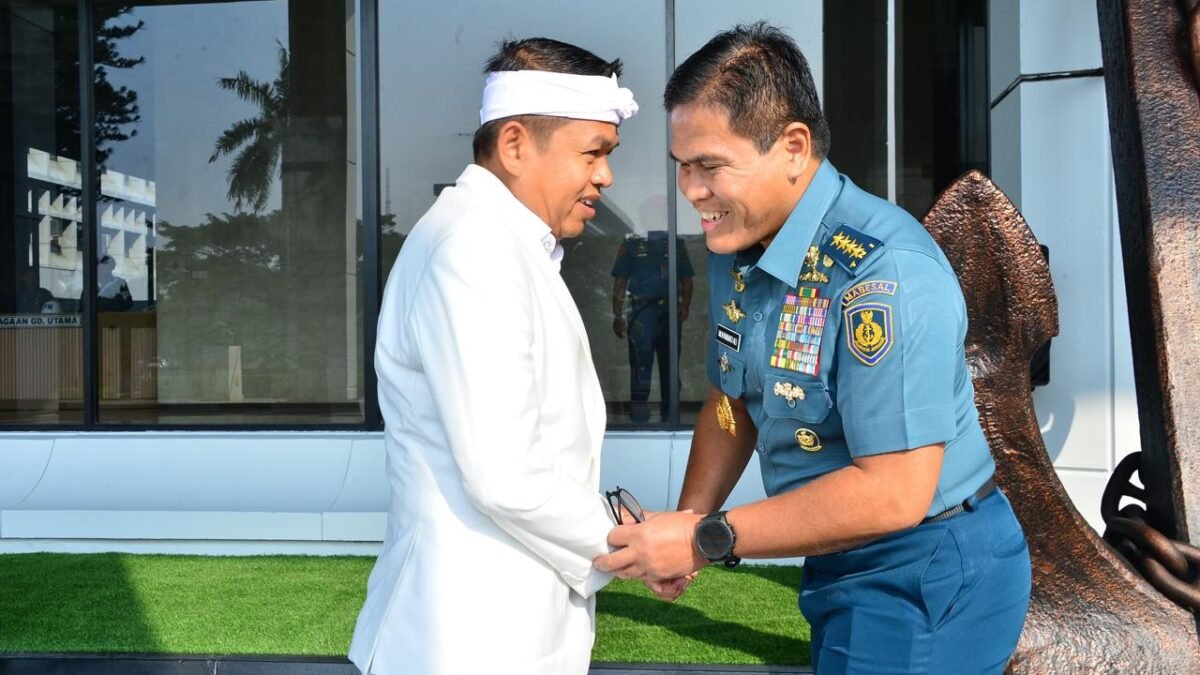 Kang Dedi Mulyadi Gandeng TNI AL Jaga Laut dan Sungai: Jawa Barat Jadi Percontohan Ketahanan Maritim Nasional Kang Dedi Mulyadi Gandeng TNI AL Jaga Laut dan Sungai: Jawa Barat Jadi Percontohan Ketahanan Maritim Nasional