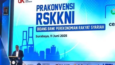 Foto : Komisioner BNSP NS Aji Martono dalam arahannya di Prakonvensi Rancangan Standar Kompetensi Kerja Nasional Indonesia (RSKKNI) untuk sektor Bank Perekonomian Rakyat Syariah (BPRS) di Surabaya. (11/6/25) (Doc.Ist)