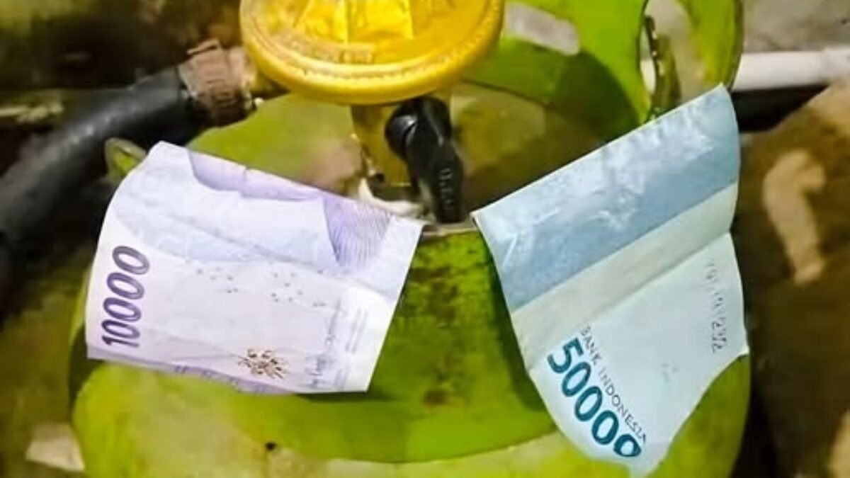 Ingat Kata Emak, Kalau Mau Kaya Uang Harus Di Tabung. Benarkah Foto Ini? Ingat Kata Emak, Kalau Mau Kaya Uang Harus Di Tabung. Benarkah Foto Ini?