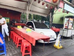 Mobil Siapa Ini yang Terjebak di Tengah Pedagang?