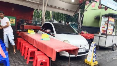 Mobil Siapa Ini yang Terjebak di Tengah Pedagang?