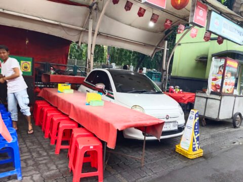 Mobil Siapa Ini yang Terjebak di Tengah Pedagang?