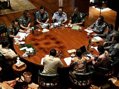 Presiden Prabowo Gelar Rapat Meja Bundar Bersama Dewan Jenderal di Hambalang, Bahas Pertahanan Negara Presiden Prabowo Gelar Rapat Meja Bundar Bersama Dewan Jenderal di Hambalang, Bahas Pertahanan Negara