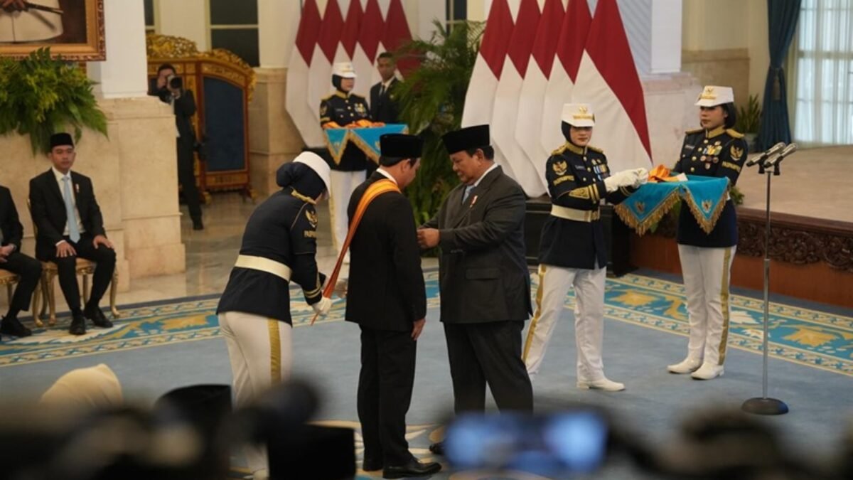 H. Sultan Najamuddin Terima Tanda Kehormatan Bintang Utama di Istana Negara