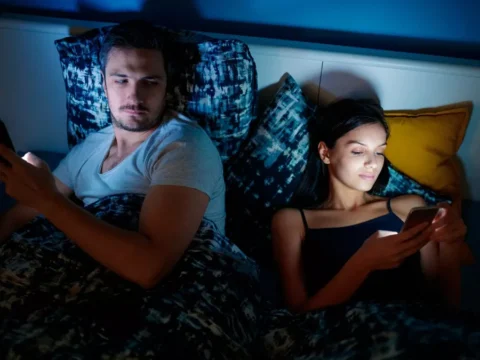 Dua Layar atau Dua Hati? Pilih yang Lebih Penting Malam Ini