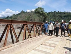 Jelang Pergantian Tahun di Lokasi Bencana, Warga Tapanuli Selatan Berlarian Ceria Sambut Prabowo