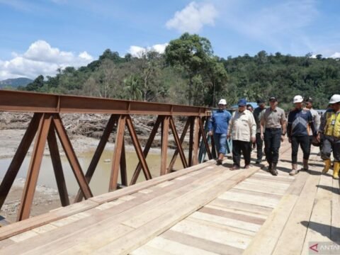 Jelang Pergantian Tahun di Lokasi Bencana, Warga Tapanuli Selatan Berlarian Ceria Sambut Prabowo