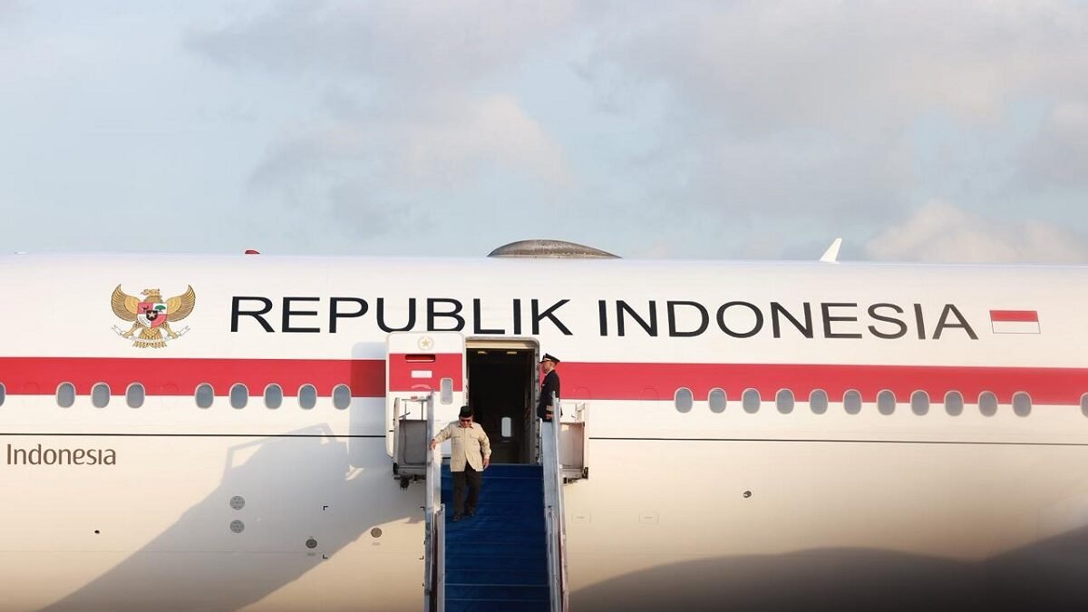 Pesawat Garuda Indonesia-1 Mendarat di Base Ops Halim Perdanakusuma, Bawa Oleh-Oleh Investasi Rp90 Triliun Pesawat Garuda Indonesia-1 Mendarat di Base Ops Halim Perdanakusuma, Bawa Oleh-Oleh Investasi Rp90 Triliun