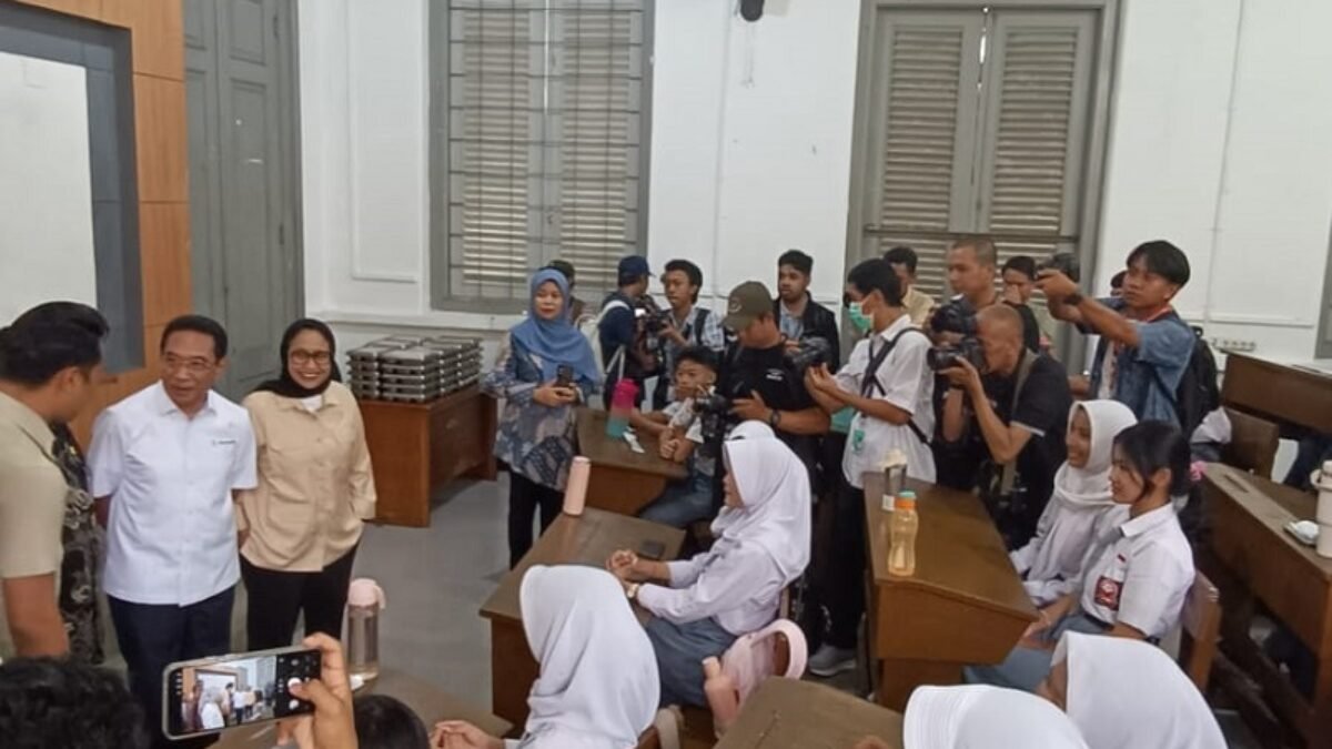 Tumbuh Bersama Menuju Masa Depan Emas Anak Indonesia, Setahun Program Makan Bergizi Gratis