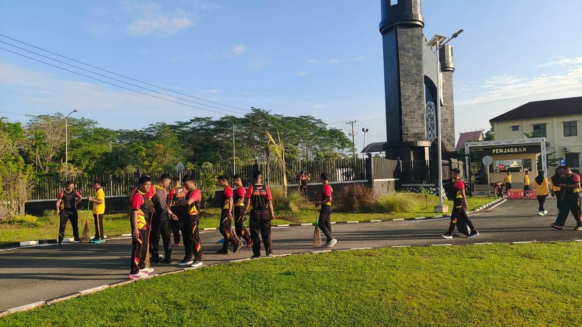 Personel Polda Kalsel Wujudkan Instruksi Presiden Lewat Aksi Bersih Lingkungan Personel Polda Kalsel Wujudkan Instruksi Presiden Lewat Aksi Bersih Lingkungan