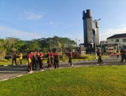 Personel Polda Kalsel Wujudkan Instruksi Presiden Lewat Aksi Bersih Lingkungan