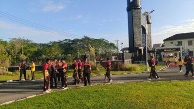 Personel Polda Kalsel Wujudkan Instruksi Presiden Lewat Aksi Bersih Lingkungan