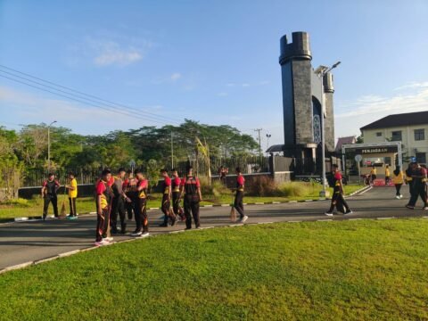 Personel Polda Kalsel Wujudkan Instruksi Presiden Lewat Aksi Bersih Lingkungan
