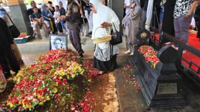 Foto : Prosesi berlangsung khidmat sebagai penghormatan terakhir bagi Eyang Meri yang dikenang karena kesederhanaan hidup dan keteguhan menjaga nilai kejujuran. di TPU Giritama, Tonjong, Kabupaten Bogor, (4/2/26) (doc.idris daulat)