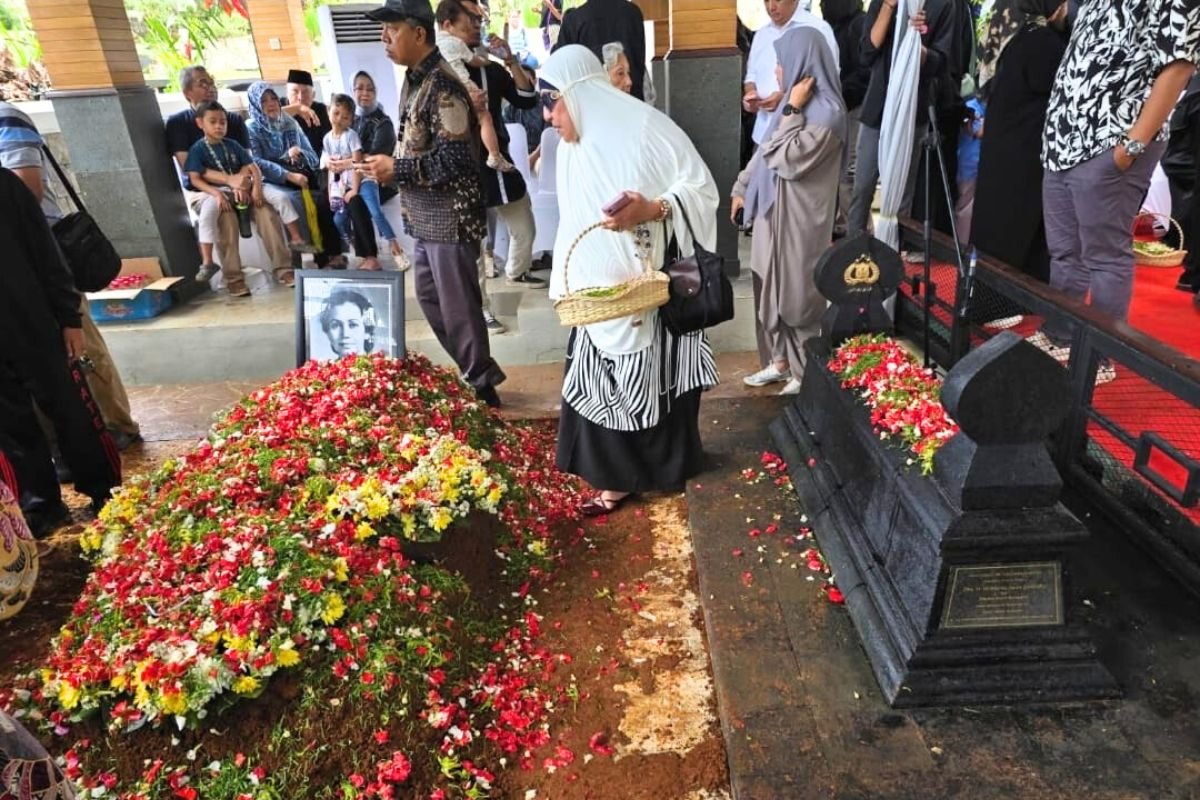 Foto : Prosesi berlangsung khidmat sebagai penghormatan terakhir bagi Eyang Meri yang dikenang karena kesederhanaan hidup dan keteguhan menjaga nilai kejujuran. di TPU Giritama, Tonjong, Kabupaten Bogor, (4/2/26) (doc.idris daulat)