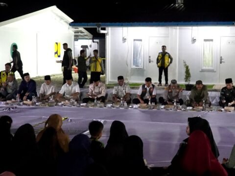 Momen Warga Sahur Bersama di Huntara Aceh Tamiang: Daging dan Udangnya Enak!